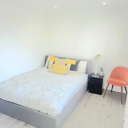 Modern 2 Bedroom Flat With Garden London